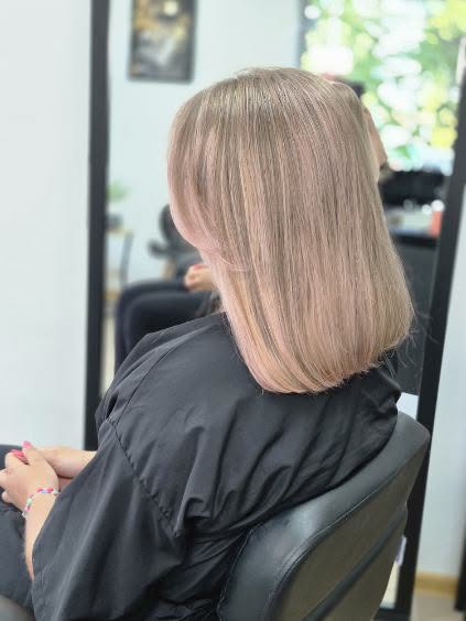 Naturalny beżowy blond po delikatnych pasemkach w salonie Marina